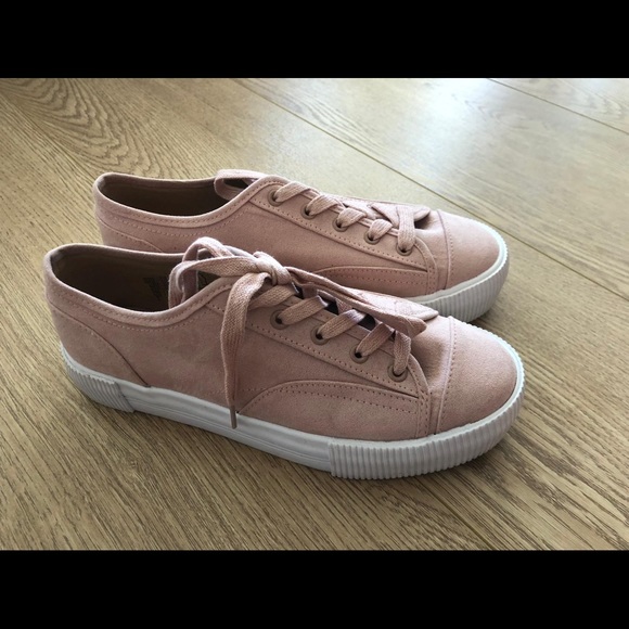 Shoe - Picture 2 of 3